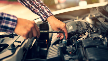 Check the car engine before leaving. For travel safety engine maintenance concepts