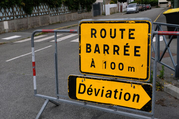 Panneaux indiquant route barrée et déviation à l'entrée d'une rue en France - obrazy, fototapety, plakaty