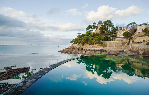 Beach and swiming pool in Dinard