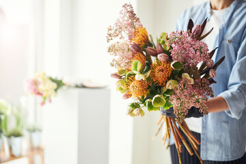 Floral arranger with a bouquet of mixed spring flowers - obrazy, fototapety, plakaty