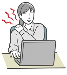 パソコン作業で肩が凝った若い女性
