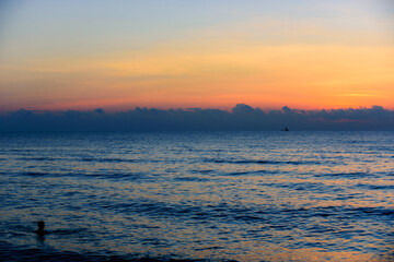 Naklejka premium Beautiful cloudscape over the sea, sunset shot