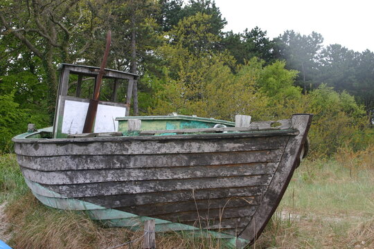 Altes Fischerboot an Land abgestellt
