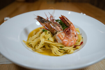 Scampi, Riesengarnele auf Tagliatelle, Pasta mit einer Safransoße 