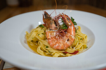 Scampi, Riesengarnele auf Tagliatelle, Pasta mit einer Safransoße 