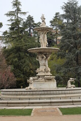 Fuente con estatuas Jardines de Sabatini, Palacio Real de Madrid, España