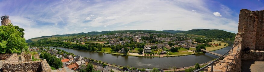 Fototapeta na wymiar Blick von der Saarburg auf die Stadt Saarburg und den Fluss Saar