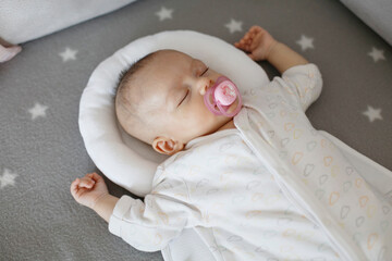 Joli petit bébé de trois mois dort avec une lolette