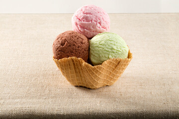 Tulipa de helados fresa, chocolate y menta. Strawberry, chocolate and mint ice cream lampshade.