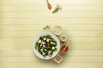 Ensalada de verdura con salsas sobre tabla de madera. Vegetable salad with sauces on wooden board.