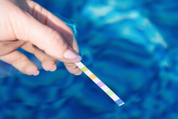Mit Teststreifen Wasserqualität im Pool testen