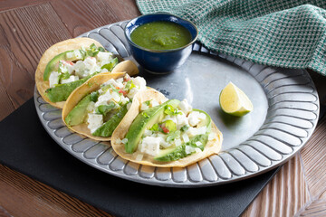 Tacos con guacamol y queso fresco con lima. Tacos with guacamole and fresh cheese with lime.