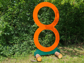 zahl acht in orange in der natur