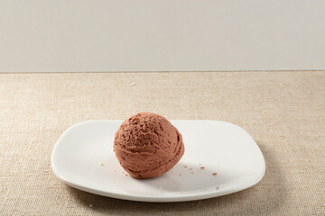 helado de chocolate. Scoop of chocolate ice cream.