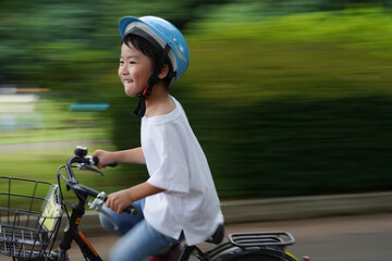 	自転車に乗る男の子　流し撮り