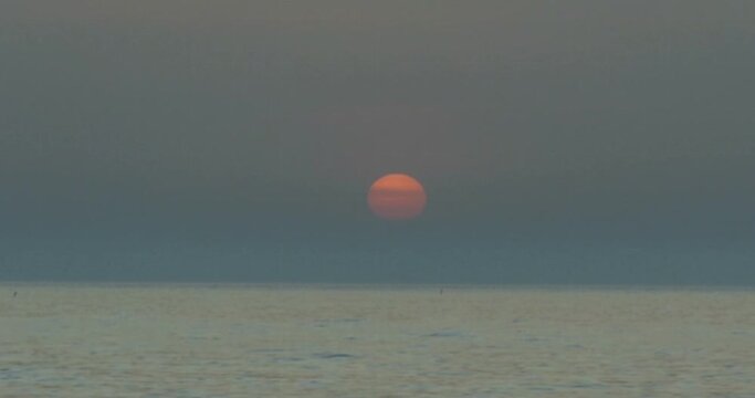 Il sole che sorge dal mare 