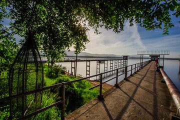Obraz premium The panoramic natural background of the atmosphere at the natural reservoir scenic area at various tourist attractions, allowing tourists to stop and take pictures during the trip.
