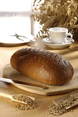 Brot angeschnitten rustikal, Getreide, Körner