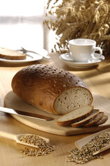 Brot angeschnitten rustikal, Getreide, Körner