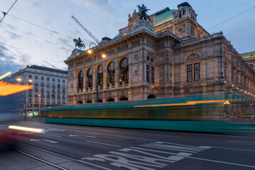 Ringstrasse Wien mit Lichtzieher und Oper 