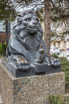 Lion guarding the "Goldfish (based on the story of Alexander Pushkin)". Sculptor D.Lyndin
