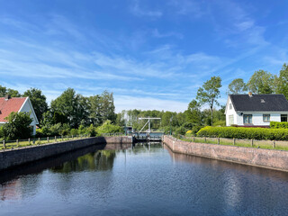 Obraz premium Canal lock and bridge around Nijetrijne