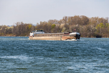 Lasten Transport Boot vom Donau Ufer aus