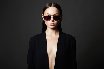 fashion portrait of Beautiful sexy woman in sunglasses - obrazy, fototapety, plakaty