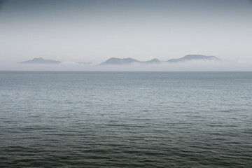 구름속 신비하게 떠있는 섬