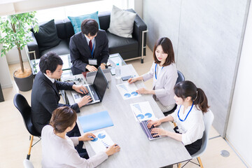 オフィスでミーティングをするビジネスパーソン