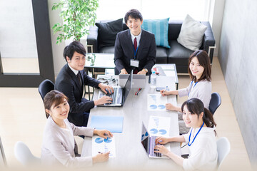 Fototapeta premium オフィスでミーティングをするビジネスパーソン