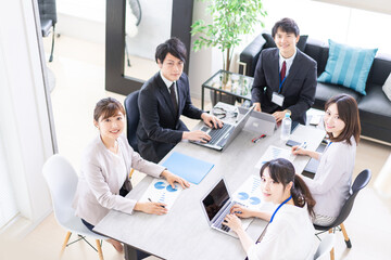 オフィスでミーティングをするビジネスパーソン