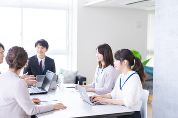 オフィスでミーティングをするビジネスパーソン