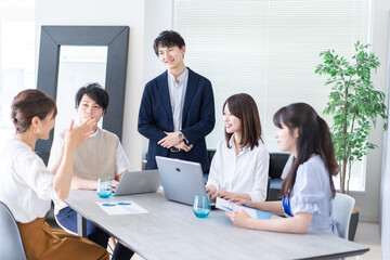 オフィスでミーティングをするビジネスパーソン