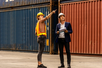Obraz premium Container Depot chief talking to female foreman about custom goods packing list documents