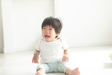 Fototapeta premium 全てが嫌になった号泣するアジア人(日本人)の赤ちゃん1 真ん中よせコピースペースあり