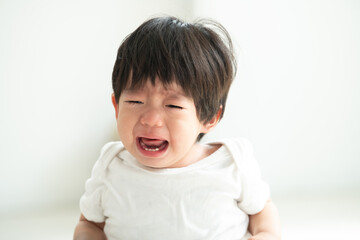 今日一番本気の大号泣を見せ涙を流すアジア人(日本人)の赤ちゃん1　ズーム