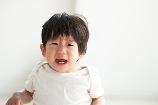 今日一番本気の大号泣を見せ涙を流すアジア人(日本人)の赤ちゃん2　コピースペースあり