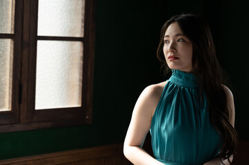 振り返る美しい日本人女性　コピースペースあり