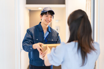 宅配便を受け取る若い女性