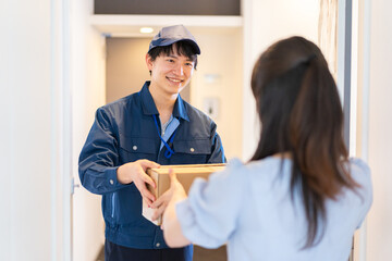 宅配便を受け取る若い女性