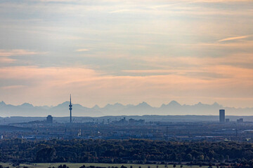 Skyline von München vor den Alpen