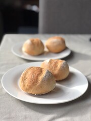 テーブルの上の丸いパン
