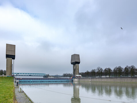 Prinses Marijke sluizen en prinses Marijke brug in het Amsterdam Rijnkanaal