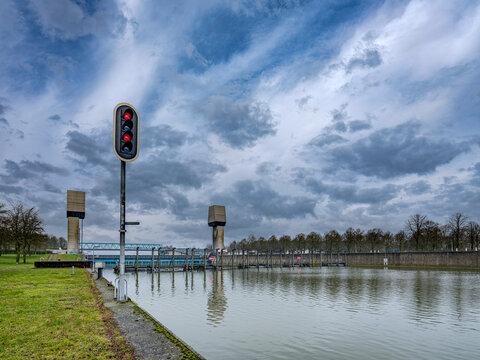 Het kanaalpeil tussen Ravenswaaij en Tiel