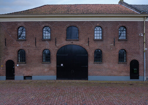 Weeshuiswal Nummer 4 In Buren Is Een Rijksmonument Een Pakhuis Met In De Midden 19e Eeuwse Voorgevel Getoogde Vensters. 