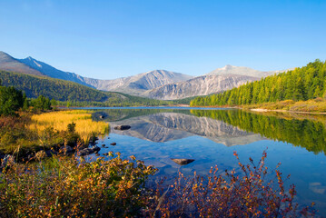 Fototapeta na wymiar Scenic view of mountains and lake