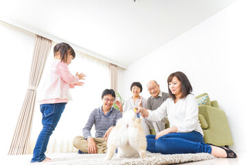 家族で犬と遊ぶ幸せな三世代ファミリー
