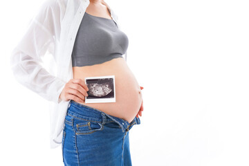 エコー画像を持つ若い妊婦