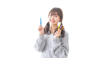 カラフルな色鉛筆を持つ女性